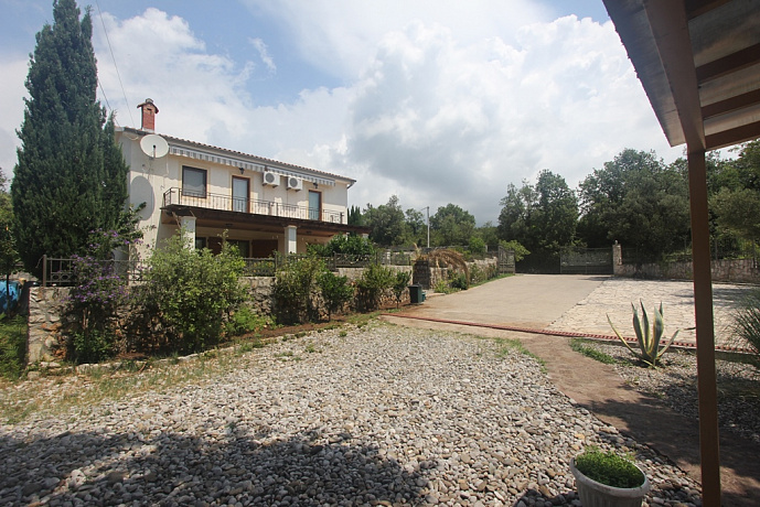 Zwei Häuser in Krimovice