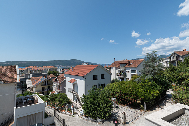 Moderne Drei-Zimmer-Wohnung im Zentrum von Tivat mit Meerblick — photo 21
