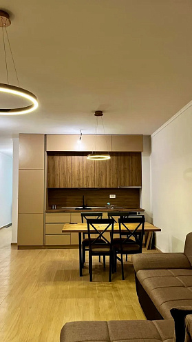 Zu verkaufen geräumige Wohnung in Dobrota mit Bergblick