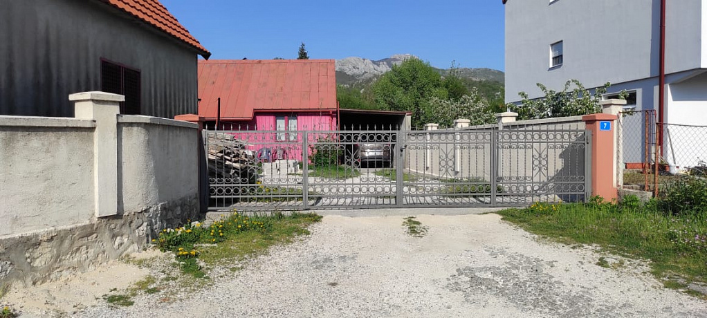 Immobilien zum Verkauf bestehend aus zwei Häusern in Cetinje