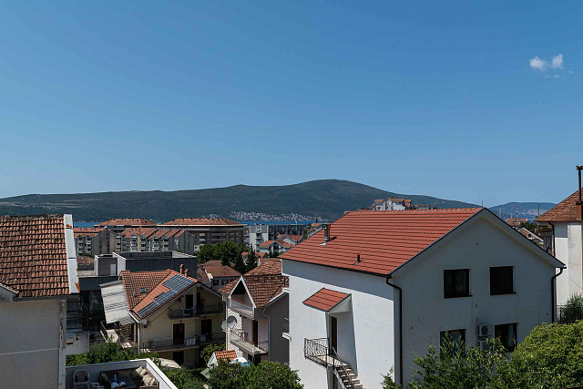 Moderne Drei-Zimmer-Wohnung im Zentrum von Tivat mit Meerblick — photo 23