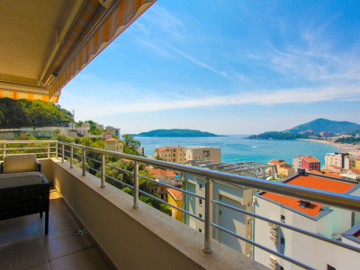 Apartment mit Panoramablick auf das Meer und Garagenplatz in Rafailovici