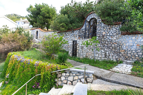 Dreistöckige Villa mit eigenem Zugang zum Meer