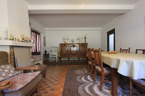 Ein geräumiges Haus mit großem Garten in Zelenika