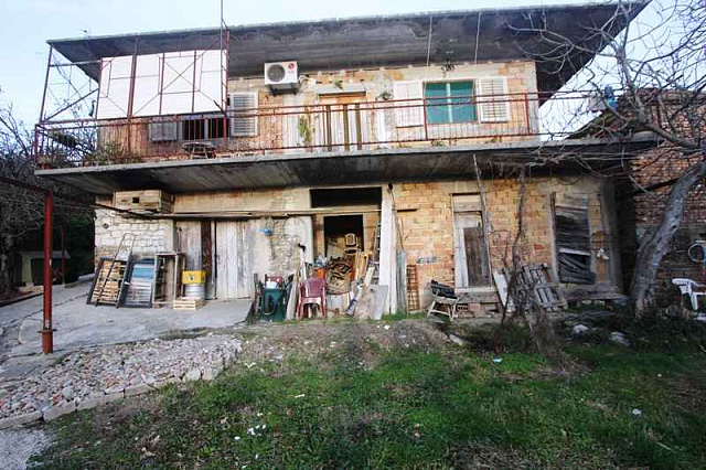  Haus mit großem Grundstück in Kalardovo