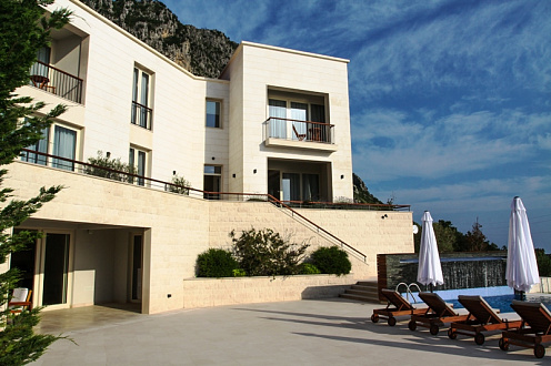 Villa mit Pool in Budva