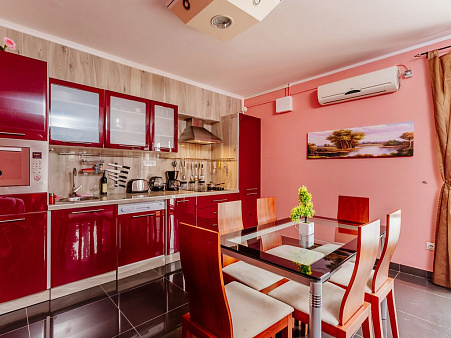 Apartment mit drei Schlafzimmern und Meerblick in Bigovo