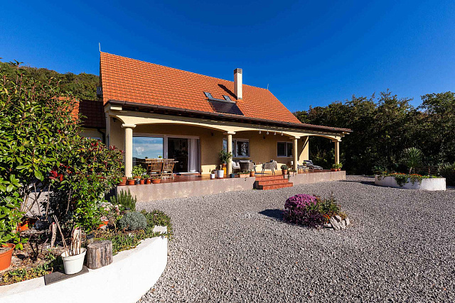 # 6114 Family Home with Panoramic Nature Views — photo 1