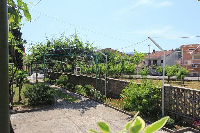 Ein geräumiges Haus mit großem Garten in Zelenika