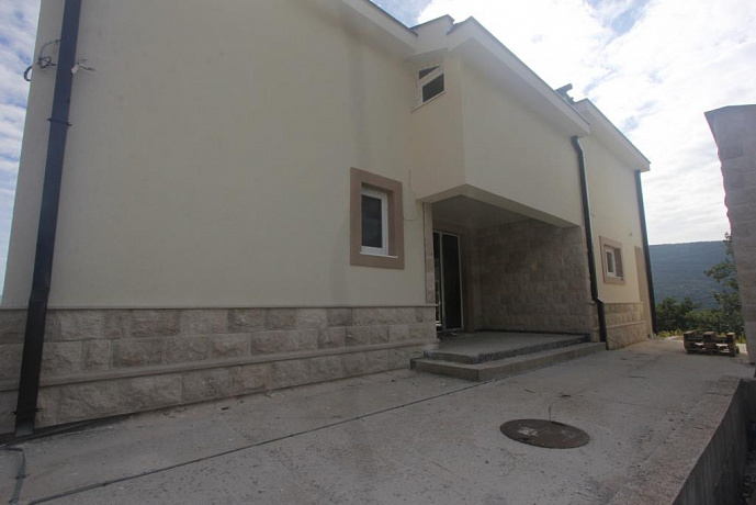 Zweistöckiges Haus mit Meer- und Bergblick in der Gegend der Stadt Herceg Novi