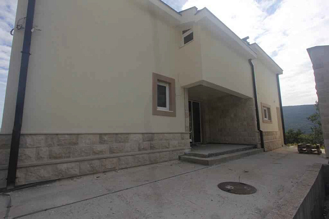 Zweistöckiges Haus mit Meer- und Bergblick in der Gegend der Stadt Herceg Novi — photo 11