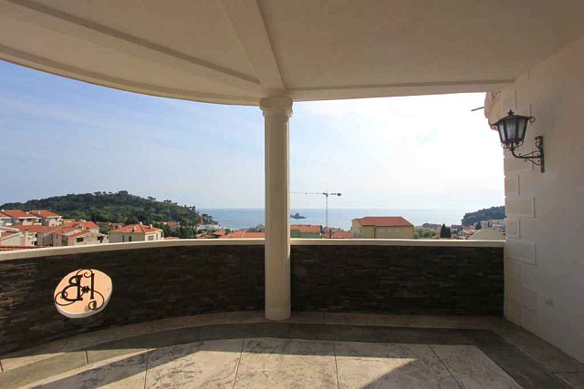 Helligkeit mit Pool in der Villa Petrovac — photo 9
