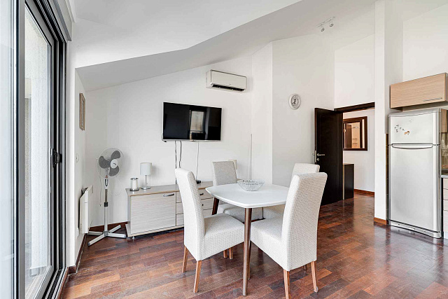 Zwei-Zimmer-Wohnung in Dobrota, Kotor — 61 m² — photo 4