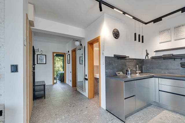 Moderne Drei-Zimmer-Wohnung im Zentrum von Tivat mit Meerblick — photo 16