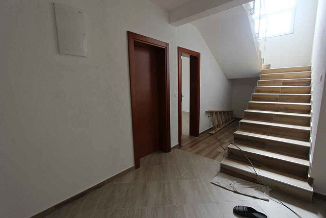 Haus in Bjelisi auf zwei Etagen mit großem Garten