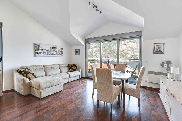 Zwei-Zimmer-Wohnung in Dobrota, Kotor — 61 m²