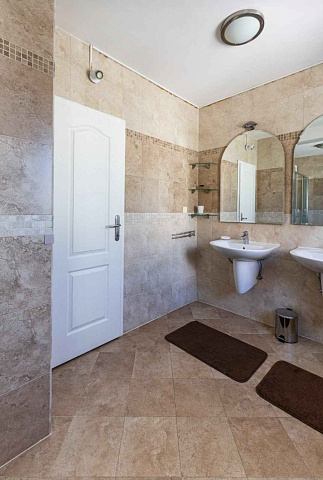 Geräumige Duplex-Wohnung mit Meerblick in Sveti Stefan — photo 29