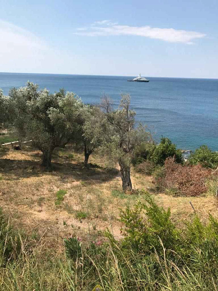 Grundstück in Bar, nur 10 m vom Meer entfernt