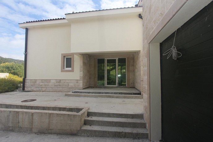 Zweistöckiges Haus mit Meer- und Bergblick in der Gegend der Stadt Herceg Novi