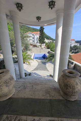 Helligkeit mit Pool in der Villa Petrovac — photo 10