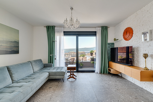 Moderne Drei-Zimmer-Wohnung im Zentrum von Tivat mit Meerblick — photo 6