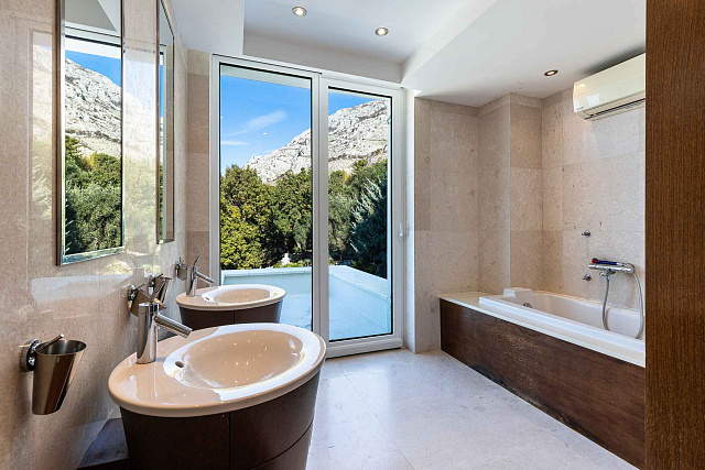 Elegantes Steinhaus mit Meerblick in der Nähe von Sveti Stefan — photo 13