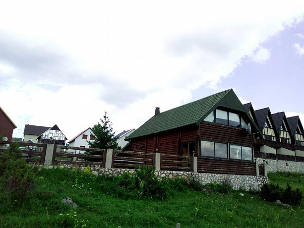 Haus im Norden Montenegros in der Stadt Zabljak