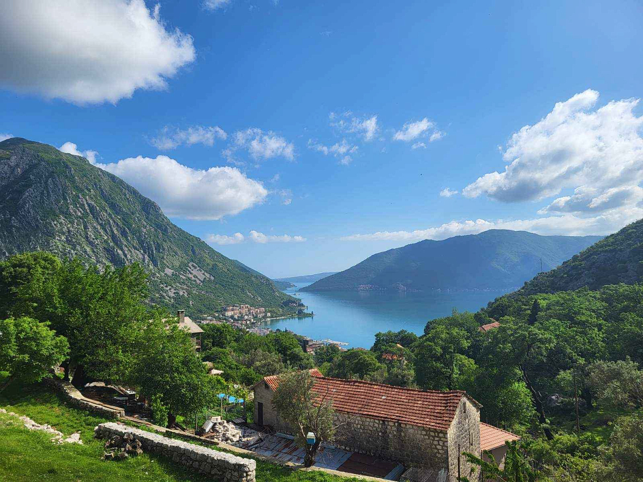 Grundstück mit Meerblick und natürlichem Wasserfall in der Nähe von Kotor