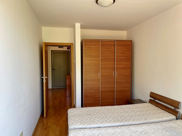 Apartment mit einem Schlafzimmer in einem Komplex mit Swimmingpool