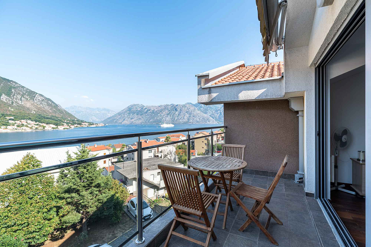 Zwei-Zimmer-Wohnung in Dobrota, Kotor — 61 m²
