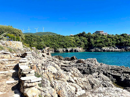  6900 villa 323m2 on the first line in Utjeha with a swimming pool