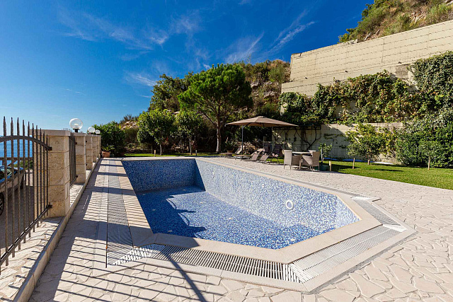 Eleganz und Gelassenheit in einer luxuriösen Villa mit Panoramablick auf das Meer. — photo 15