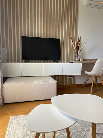 Zum Verkauf steht eine Einzimmerwohnung, die Komfort, Stil und eine exklusive Lage perfekt vereint.
