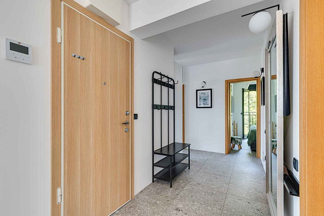 Moderne Drei-Zimmer-Wohnung im Zentrum von Tivat mit Meerblick — photo 18