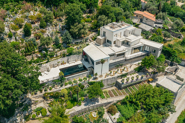 Elegantes Steinhaus mit Meerblick in der Nähe von Sveti Stefan
