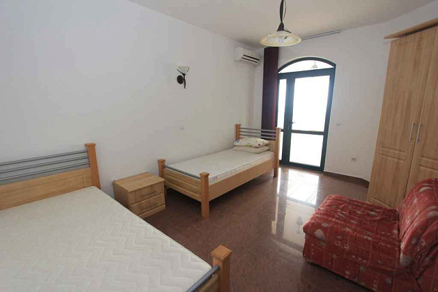 Helligkeit mit Pool in der Villa Petrovac — photo 29