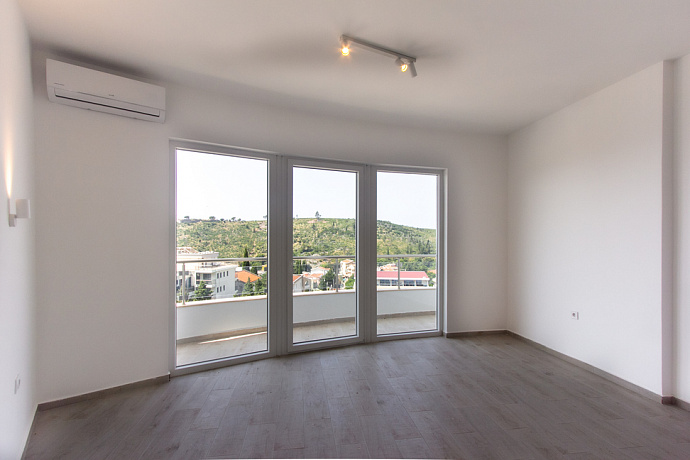 Wohnungen zum Verkauf in Sutomore mit Blick auf das Meer und die Stadt