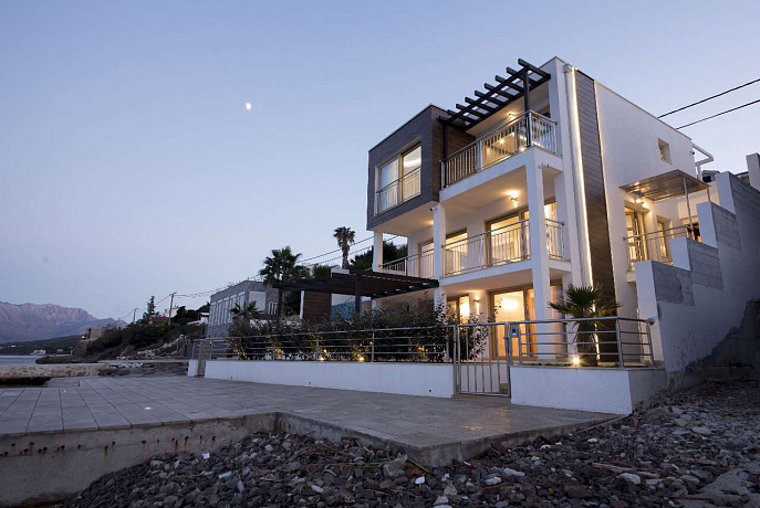 Moderne Villa nur wenige Schritte vom Meer entfernt