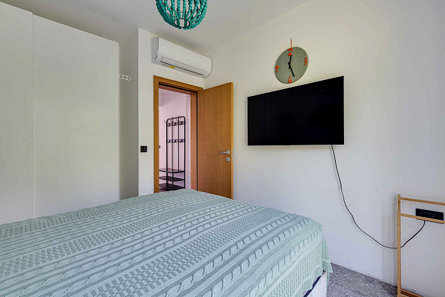 Moderne Drei-Zimmer-Wohnung im Zentrum von Tivat mit Meerblick — photo 32