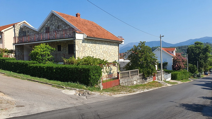 Zu verkaufen dreistöckiges Haus auf der Halbinsel Lustica