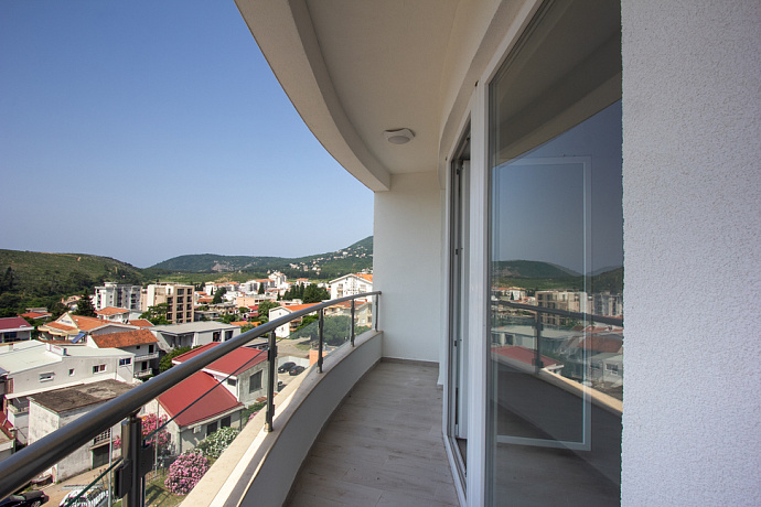 Wohnungen zum Verkauf in Sutomore mit Blick auf das Meer und die Stadt