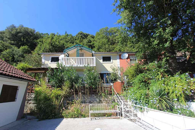 Zweistöckiges Haus in Kamenari