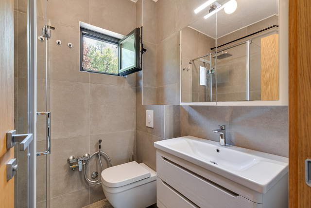 Moderne Drei-Zimmer-Wohnung im Zentrum von Tivat mit Meerblick — photo 26