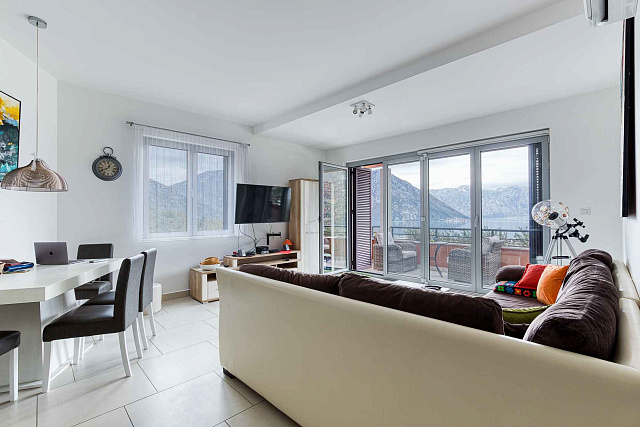 Modern One-Bedroom Apartment with Sea & Mountain Views