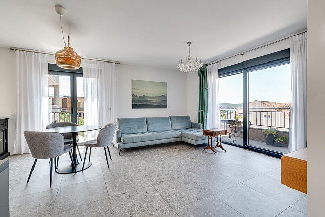 Moderne Drei-Zimmer-Wohnung im Zentrum von Tivat mit Meerblick — photo 7