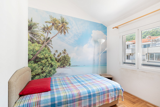 Großzügige möblierte Wohnung mit Möglichkeit zum Ausbau einer Galerie und Meerblick in Budva — photo 6