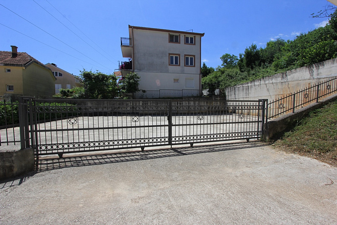 Haus in Herceg Novi mit großem Garten