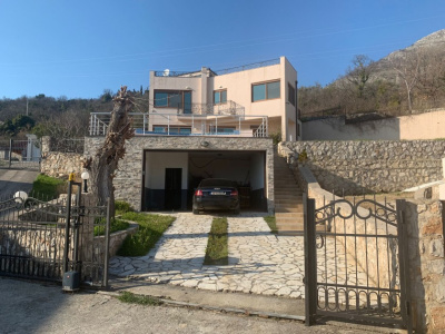 Villa mit Pool und Panoramablick auf das Meer