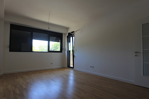 Wohnungen in einem neuen Komplex in Meeresnähe in Tivat