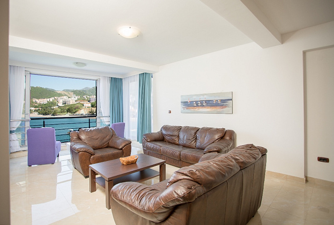 Zweizimmerwohnungen in erster Linie mit Panoramablick auf die Riviera von Budva